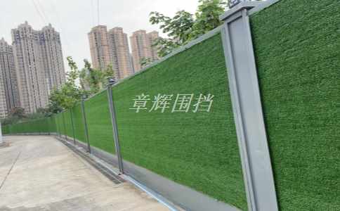 市政圍擋如何保護(hù)道路施工設(shè)備免受損壞和盜竊？（市政圍擋在道路施工設(shè)備保護(hù)中的應(yīng)用建議）
